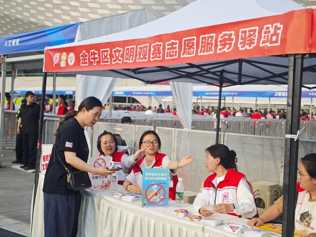 必威体育官方入口-金牛文明实践员护航中超赛事：无烟观赛成风尚 微笑服务暖人心|金牛区|中超联赛|球迷|控烟|环境_新浪体育_新浪新闻